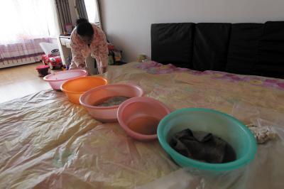 昌江楼上漏水，住户失联，小区没物管，业主维权难！律师来支招……